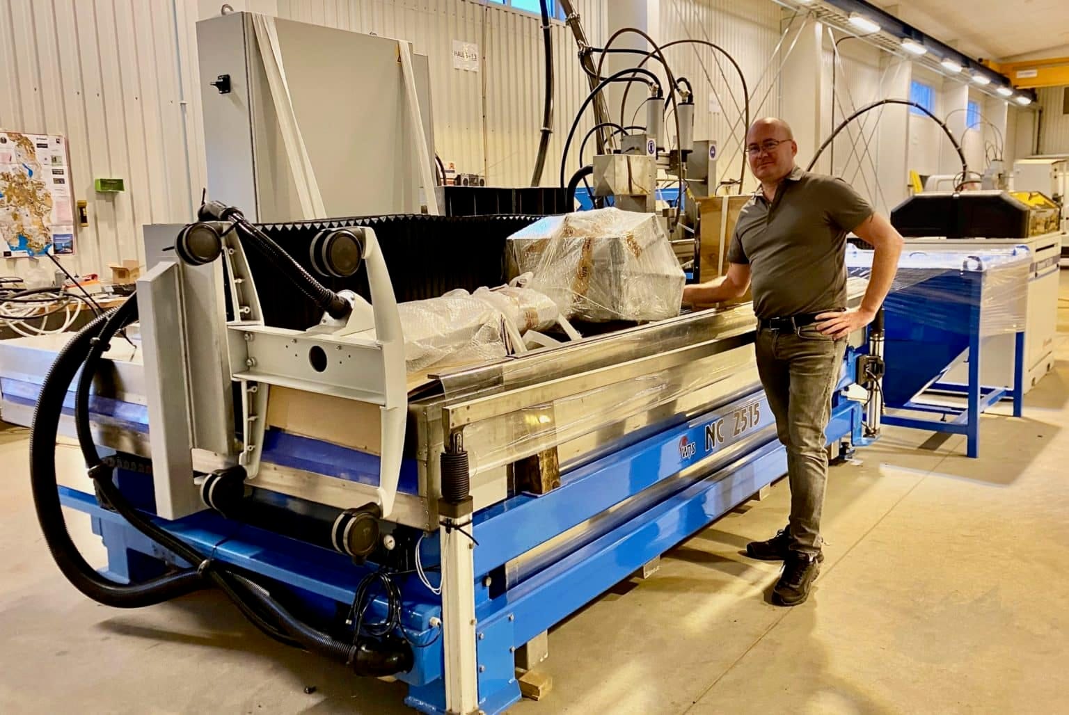 Som helt ny efter 21 år Ronny Martinsson inspekterar vattenskärmaskinen som är packad och klar för leverans. Foto: Water Jet Sweden