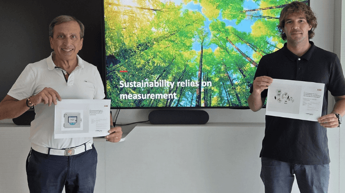 ABB publicerar sina första miljöproduktdeklarationer (EPD) inom segmentet industriella sensorer ABB:s Nunzio Bonavita och Antonio Colomer Perez med certifikaten.