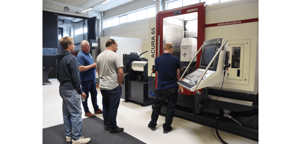 Mycket teknik att studera hos MaskinFransson En av maskinerna i hallen var den femaxliga fleroperationsmaskinen Hedelius Acura 65 EL. Foto: Per Sjögren