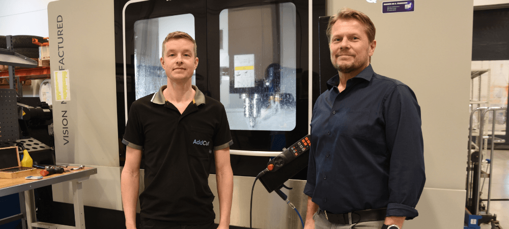 AddCut köpte Quaser för dess storlek Jonas Sjödell, delägare av AddCut och Peter Blom, säljare på MaskinFransson, ses framför AddCuts senaste verktygsmaskin. Foto: Per Sjögren