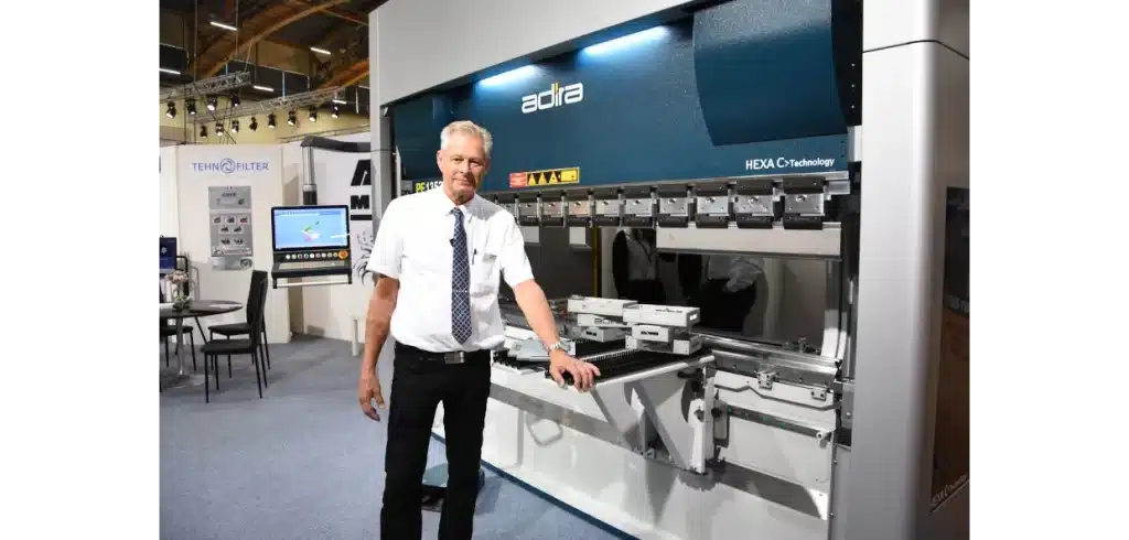 Kenneth Ragnmark är seniorsäljare på AMT Maskin. På mässan demonstrerade han Adira PF 13530 som är en hybrid. Foto: Per Sjögren