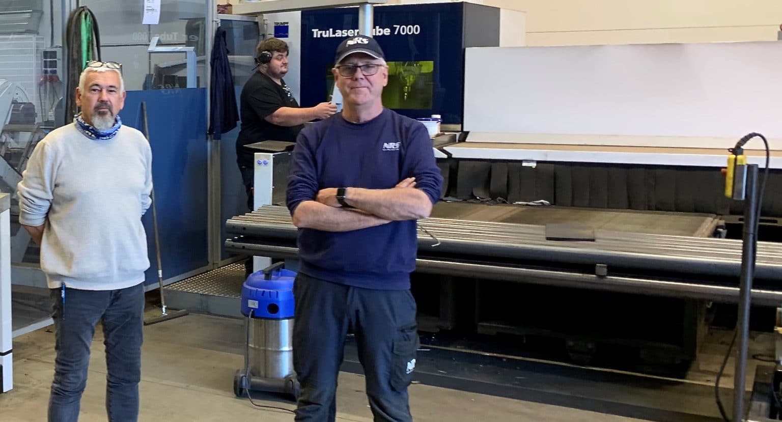 Timråföretag startade egen produktion med toppmodern teknik Kusinerna Åke Larsson och Birger Larsson framför rörlaserskärmaskinen TruLaser Tube 7000. Foto: Trumpf Maskin