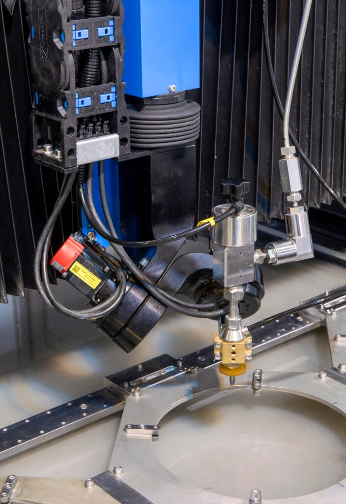 anokers mikrovattenskärmaskin är utrustad med Water Jet Swedens skärverktyg Alphajet TVL. Den har en kompakt design vilket innebär att den både väger mindre och upptar en mindre arbetsyta jämfört med likvärdiga skärverktyg. Foto: Water Jet Sweden
