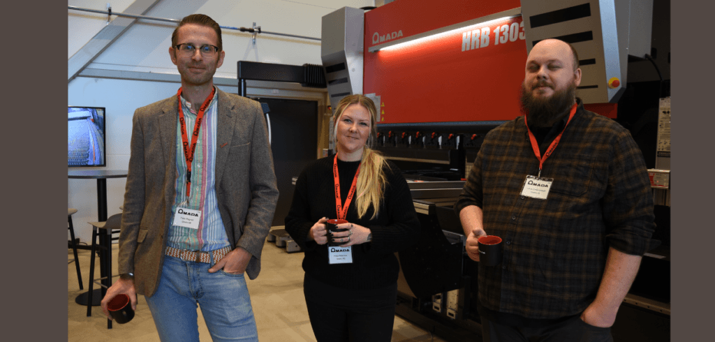 Amada visade högeffektiv produktionslinje Fr v: Peter Regnell, Frida Pettersson och Lukas Emanuelsson. Samtliga arbetar på Steelo AB i Bredaryd. Foto: Per Sjögren
