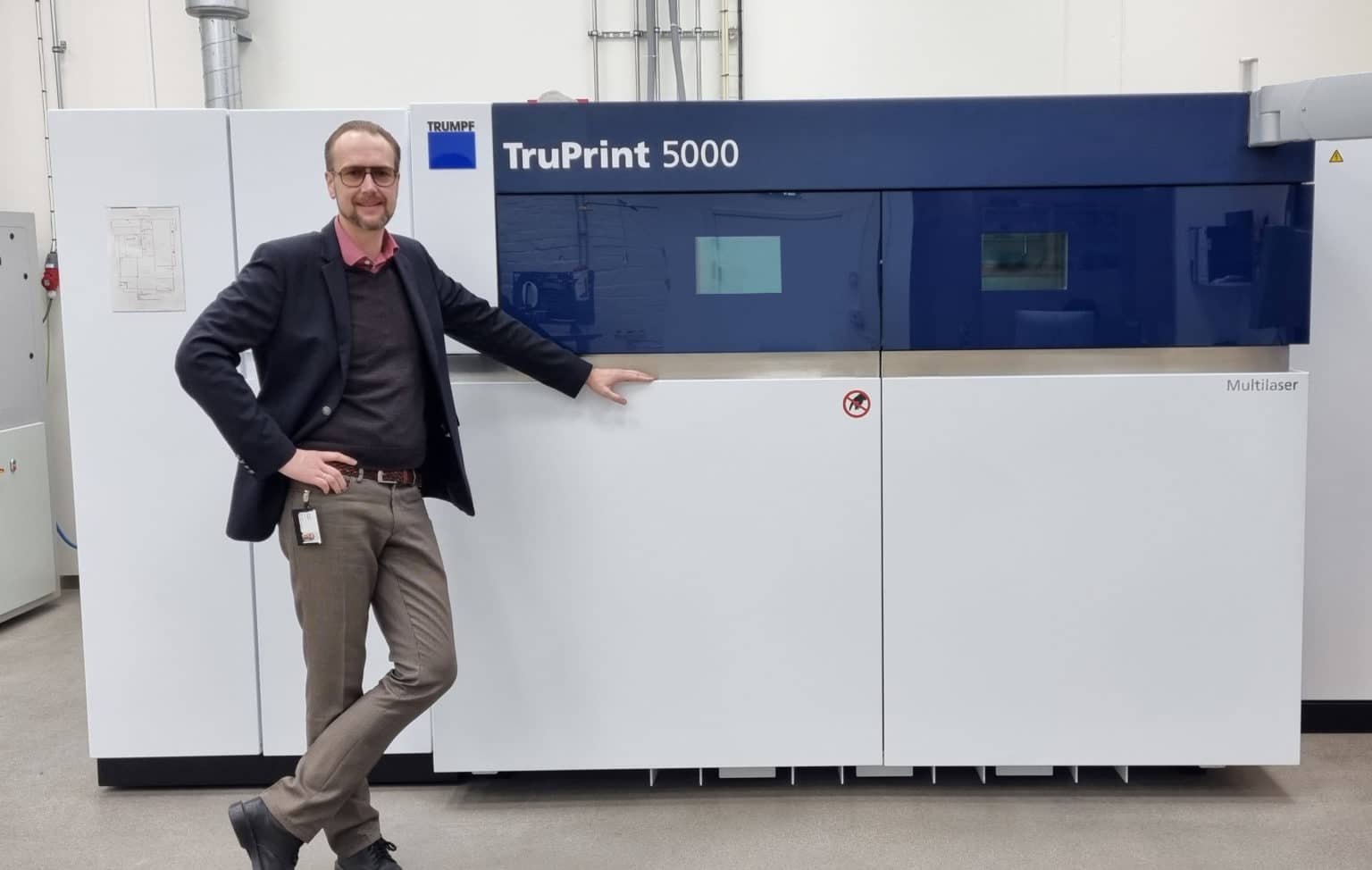 Alfa Laval ser potentialen med additiv tillverkning Andreas Bergman, ansvarig för ECT på Alfa Laval i Eskilstuna, vid TruPrint 5000. Foto: Ingemar Allerdahl