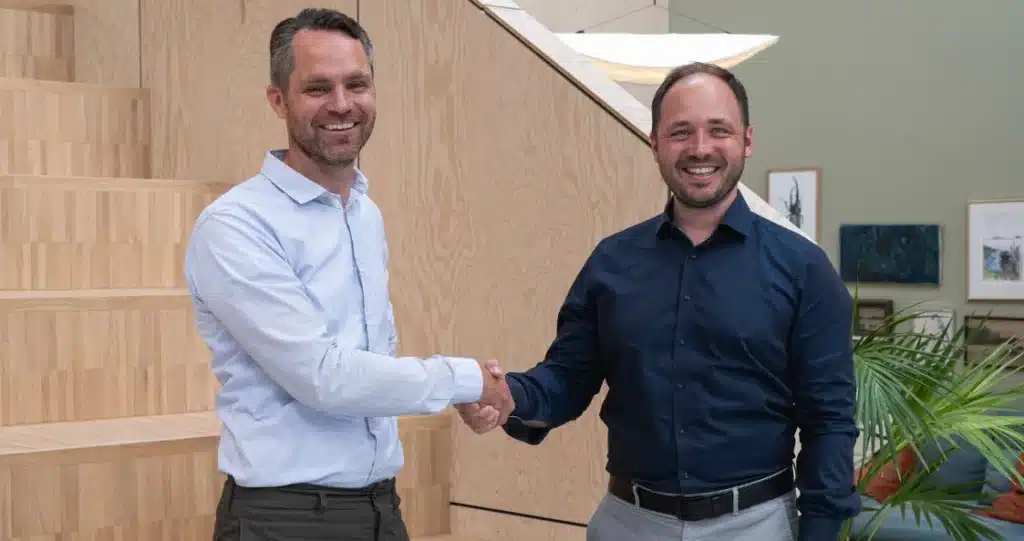 Johann Kaiser på Yangi och Dr. Christian Koroschetz på AP&T ser att deras samarbete banar väg för en framtid där innovativ teknik och hållbara material går hand i hand. Foto: Yangi