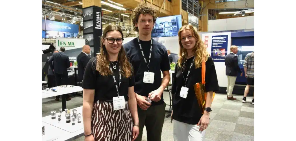 Tre anställda från Åre Produktion från Undersåker, en tätort i Åre kommun, ses här i Lenimas monter. Från vänster Emma Jonsson som bland annat arbetar med orderplanering, Petter Lindberg och Frida Strand är CNC-operatörer. Foto: Per Sjögren