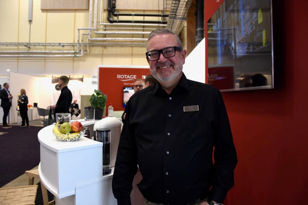 Bo Hansson vice vd och marknadschef för Rotage och Plåtmodul i Mjölby, ser en ljusning när det gäller konjunkturen och tror att både 2026 och 2027 kommer att bli bra. Foto: Per Sjögren
