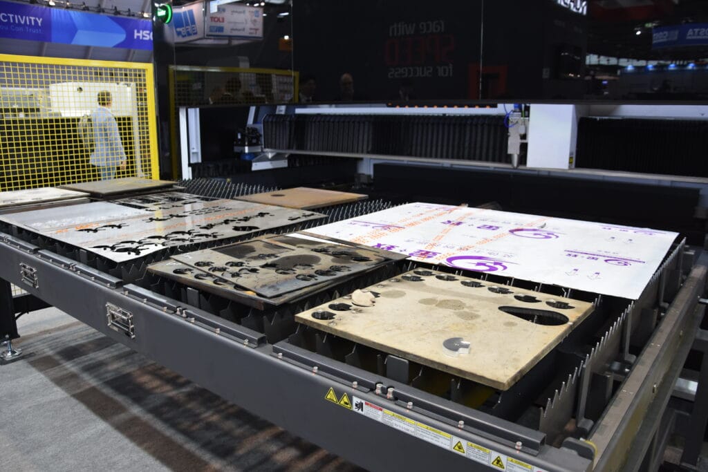 Tillverkaren av laserskärmaskiner Bodor brukar delta på Blechexpo, i år visade de bland annat i7. Det är en kraftfull maskin med en arbetsyta på 3048 X 1524 mm och positioneringsnoggrannhet på ±0,05 mm/m samtrepeteringsnoggrannhet på ±0,03 mm. 