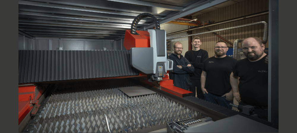 Tio kW:s fiberlaserskärmaskin stärker Widals produktionskapacitet En mångsidig fiberlaserskärmaskin konstaterar Anders Eriksson, Robert Skytt, Niklas Ekelund och Daniel Bodin.