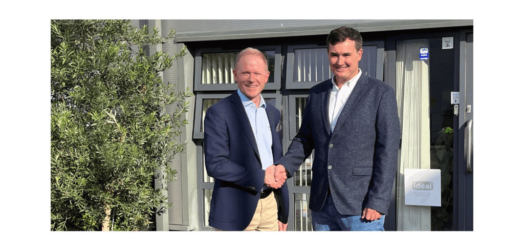 CEJN har förvärvat alla aktier i brittiskt företag Smartflow Couplings Ltd:s grundare Gary Thompson, till höger, kommer att fortsätta som produktchef för detta produktsortiment. Till vänster: Marcus Allerbjer, VD för CEJN Group.