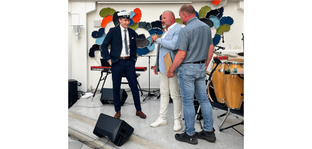 Skolor bidrar till Axelent Engineerings kompetensförsörjning T v: studenten Hampus Johansen på Gislaveds gymnasium som snart ska få ta emot Axelent Engineerings stipendium på 10 000 kronor. Hampus fick stipendiet för att han hade utmärkt sig lite extra. I mitten ses Jesper Bundgaard. Foto: Axelent Engineering