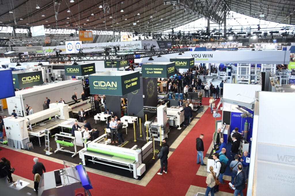 På denna översiktsbild sticker Cidan Machinerys monter ut. Svenska Cidan hade mycket att visa besökarna som FX 32, det är en kraftfull och exakt kantvik. Maskinen är utrustad med helsvetsade gavlar, kraftfull överprisma och stabil underbalk. I Cidans monter fanns också en långbockningsmaskin från Thalmann. Det schweiziska företaget, som Cidan Machinery förvärvade för ett par år sedan, är världsledande när det gäller tillverkning av långbockningsmaskiner och har en stark meritlista när det gäller effektivitetsförbättringar, kostnadsminskningar samt högre precision och flexibilitet. 