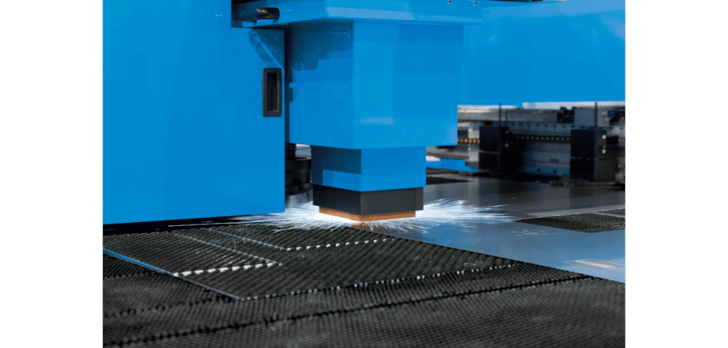 Mycket rationell produktion i en kombimaskin Bilden visar laserskärning i kombimaskinen Combi Genius från Prima Power. Foto: Prima Power