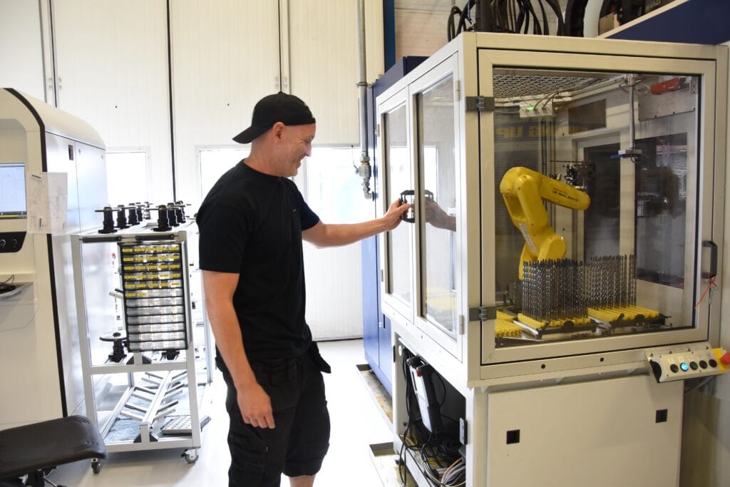 Johan Norismaa är operatör på Gühring Sweden och ses här vid en av företagets slipmaskiner. Foto: Per Sjögren