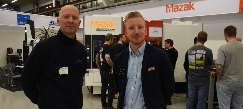 Ebbemåla rationaliserar produktionen med en Integrex Per-Ola Jönsson, produktionschef på Ebbemåla Mekaniska Verkstad och Mattias Banelind, säljare på Ravema. I bakgrunden ses Ebbemålas Integrex. Foto: Per Sjögren