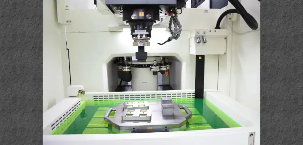 I en gnistmaskin tillverkas detaljer med hög precision Sänkgnisten Makino EDGE3i har verktygsväxlare och en ny generator som innebär att produktion med mycket hög tillförlitlighet kan utföras. Foto: Per Sjögren