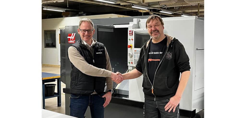 Fr v: Jonas Ackeborn, säljare Edströms Maskin och Mikael Blyborg, Tingsholmsgymnasiet.