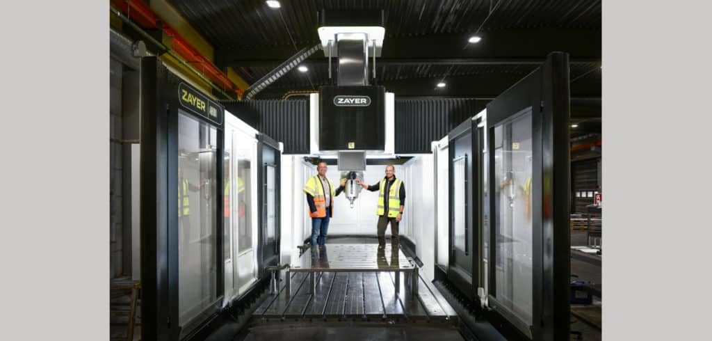 Avståndet i portalfräsen mellan portalerna där Lichrons representant, Anders Ernér och Eurosteels tekniske chef, Henrik Täck står, är 2500 mm. Foto: Anders Eliasson  