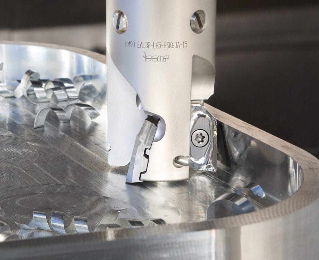 Pinnfräshuvudena med MULTI-MASTER- och FLEXFIT-koppling finns att få med högtryckskylning. Skärhuvudena använder Iscars klassiska HELIALU-skär med spiralformad skäregg. Foto: Iscar