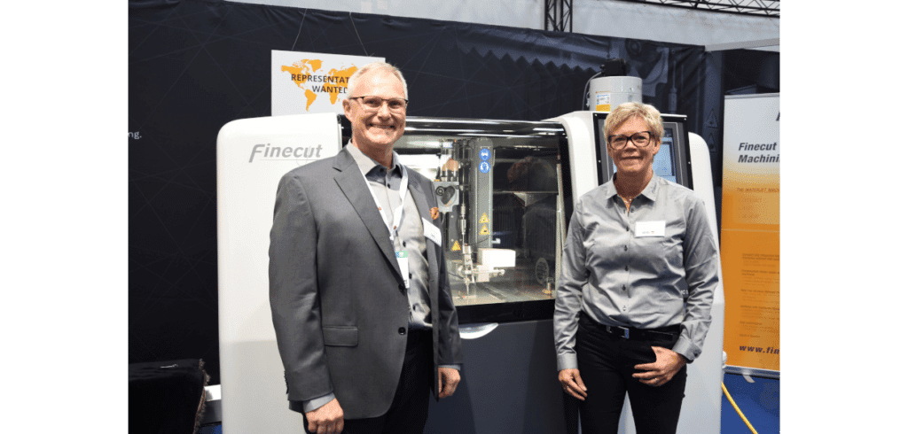 Smart avancerad teknik i Hannover Finepart Sweden ställde ut på EMO för tredje gången. T v Christian Öjmertz, grundare av Finepart Sweden och Jenny Ståhlbom, marknads- och försäljningschef på samma företag. Foto: Per Sjögren