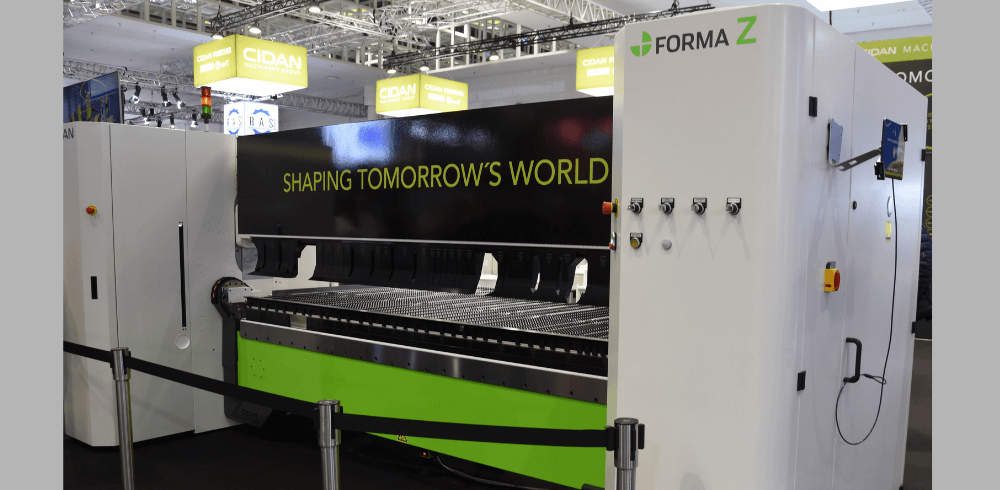 En mångsidig maskin Forma Z är en kantvik för den som söker god bockningskvalitet och möjlighet att bocka flera detaljer samtidigt. Denna bild togs på mässan Euroblech 2024. Foto: Per Sjögren