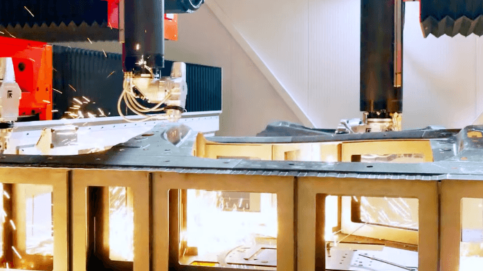 En unik maskin för stora volymer Giga Laser Next har fyra synkroniserade laserhuvuden som arbetar parallellt på samma detalj. Foto: Prima Power