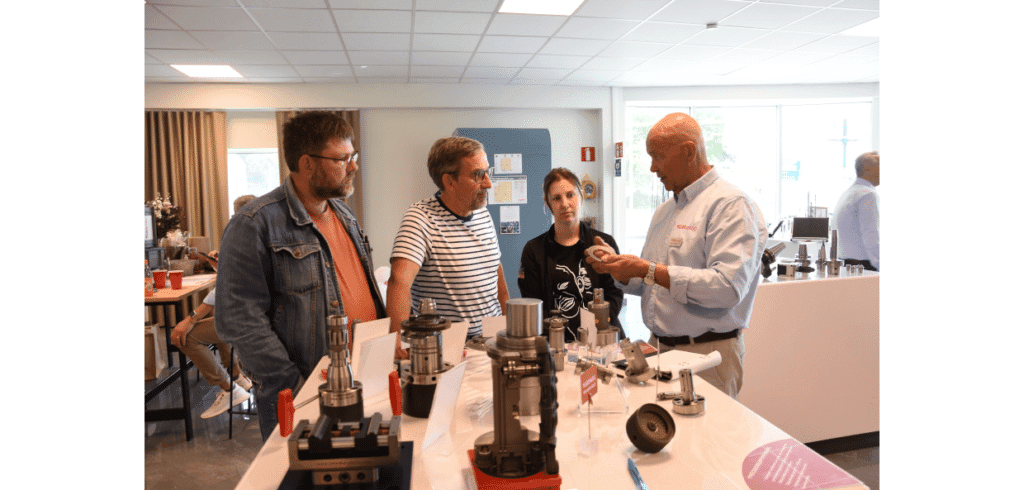 Inge Gustafsson, produktchef spännteknik på GJS Verktyg, förklarar Ringspanns spännsystem för besökare. Foto: Per Sjögren
