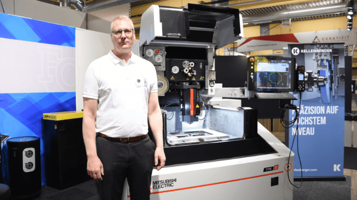Gnistmaskinen innebär nya möjligheter vid precisionsbearbetning Fredrik Claesson, ägare av FC Maskin, ses här vid en Mitsubishi Electric MV 1200R. X/Y/Z för denna gnistmaskin är 400/300/220 mm. Denna bild togs under Elmia Verktygsmaskiner i maj. Foto: Per Sjögren