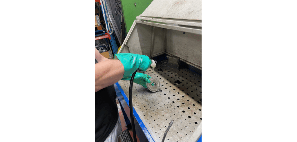 Byter ut farligt rengöringsmedel och får lägre kostnader