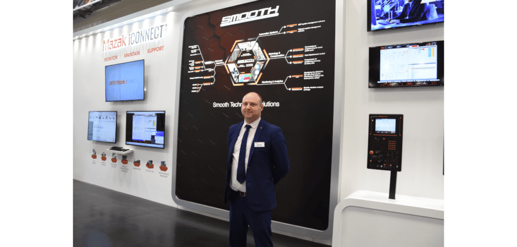 Mazak visade exempel på hur effektiv produktion kan utföras Gregory Cocks, senior manager european sales engineering Mazak UK, presenterade Mazaks molntjänst iConnect. Foto: Per Sjögren