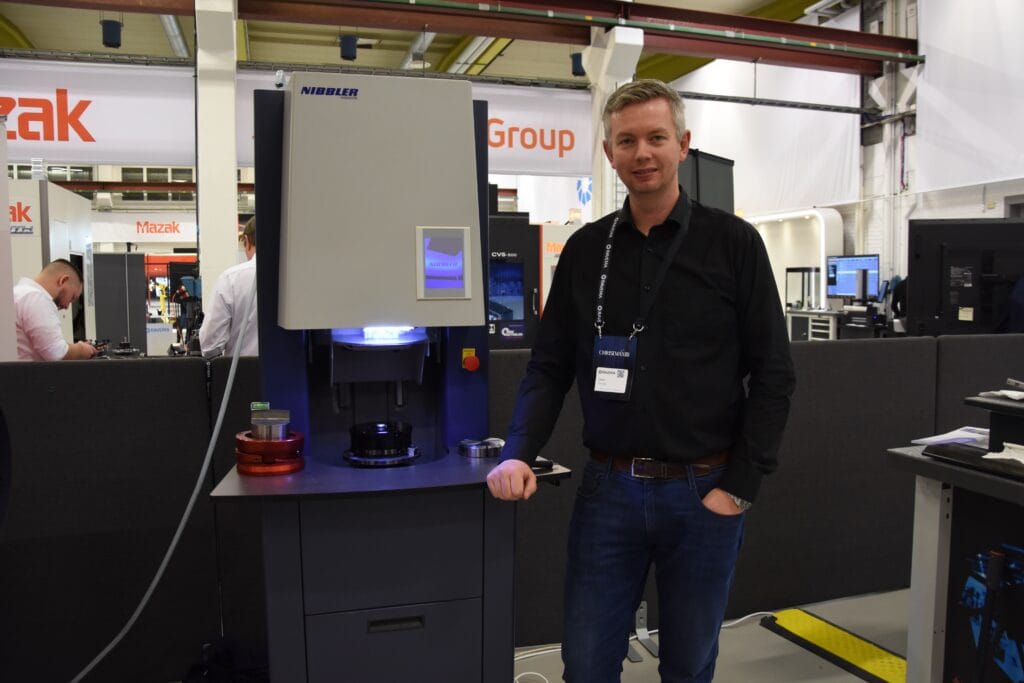 Viktor Claar, vd på, Nibbler ses vid Grindmaster som är konstruerad för att snabbt och enkelt skärpa stansar och dynor till alla fabrikat av stansmaskiner. Foto: Per Sjögren