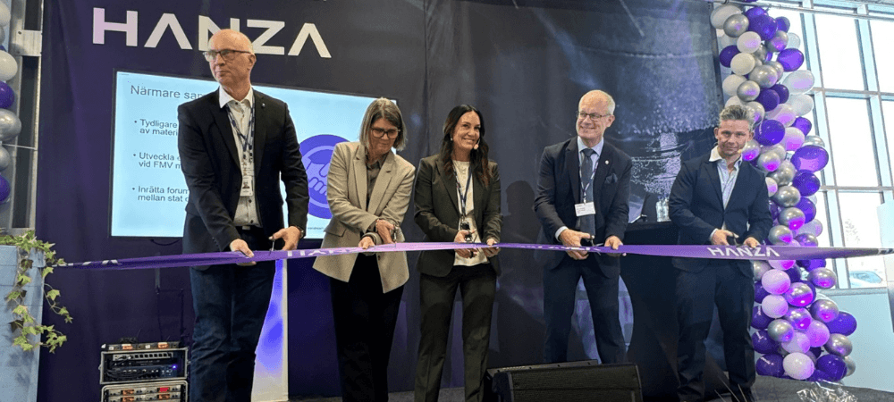 Längst ut till höger på bilden ses försvarsminister Pål Jonson vara beredd att klippa bandet.