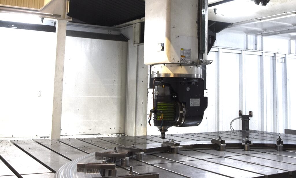 Hartford HSA-432EAY har en spindel med BT 50-kona som kan rotera upp till 6000 varv per minut. Maskinen är fullt inkapslad med skjutbara dörrar och tak samt har ett ställage för automatiskt huvudbyte. Foto: Per Sjögren