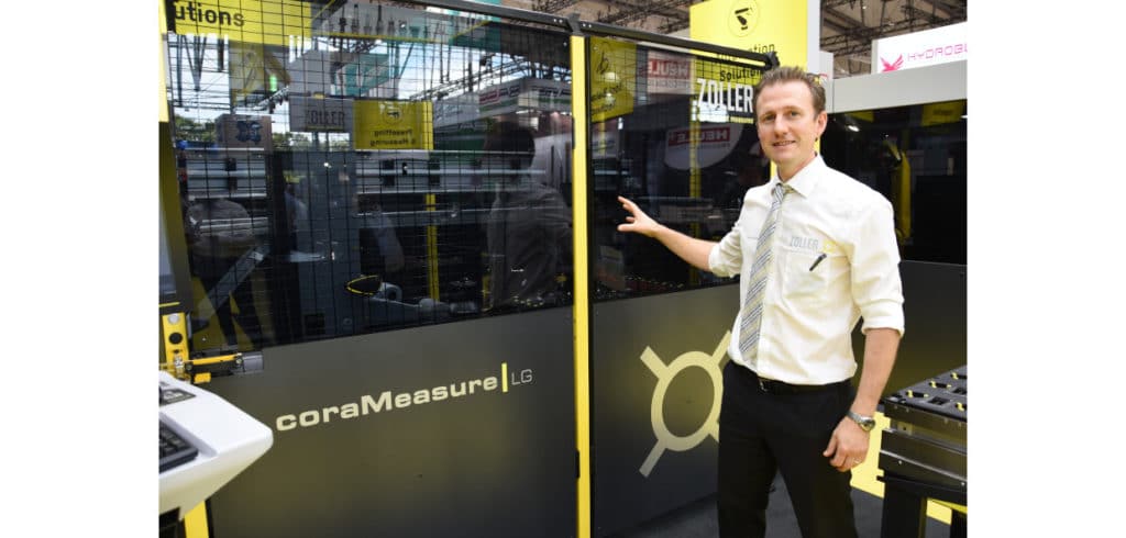 En helautomatiserad cell för förinställning av skärande verktyg Josef Axelsson, försäljningschef för norra Europa på Zoller, vid lösningen Cora Measure LG där helautomatiserad förinställning av verktyg kan utföras. Foto: Per Sjögren