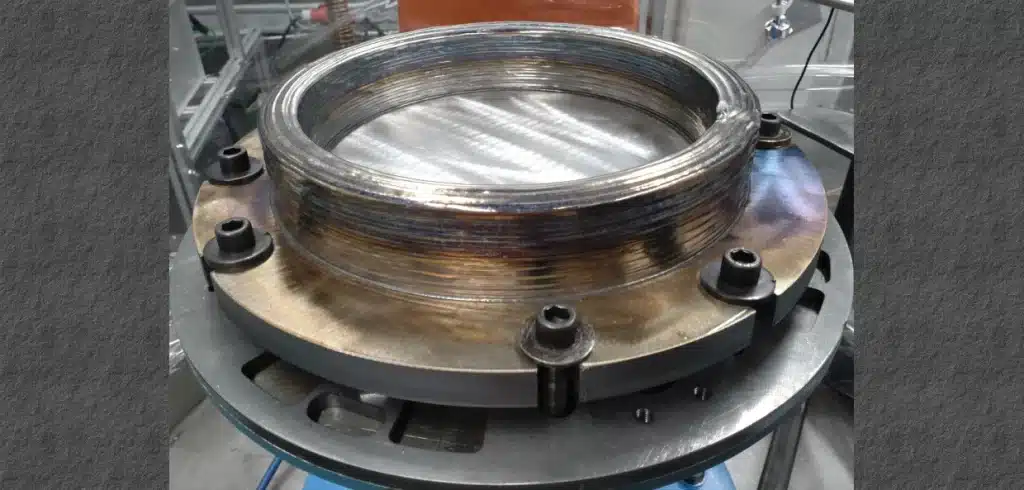 Att bygga komponenter med additiv tillverkning sparar mycket tid och material jämfört med traditionell tillverkningsteknik. Bilden visar en provgeometri byggd på Produktionstekniskt centrum. Foto: Procada.