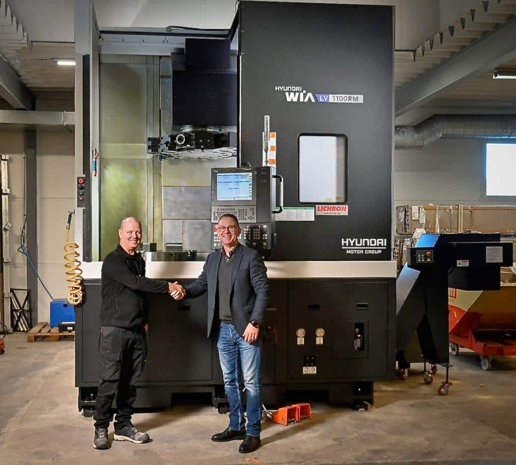 Svedala Mekaniska köper fler maskiner av Lichron SveMeks platschef, Jimmy Nordström och Lichrons säljare Anders Ernér, framför den nyinstallerade vertikalsvarven från Hyundai.