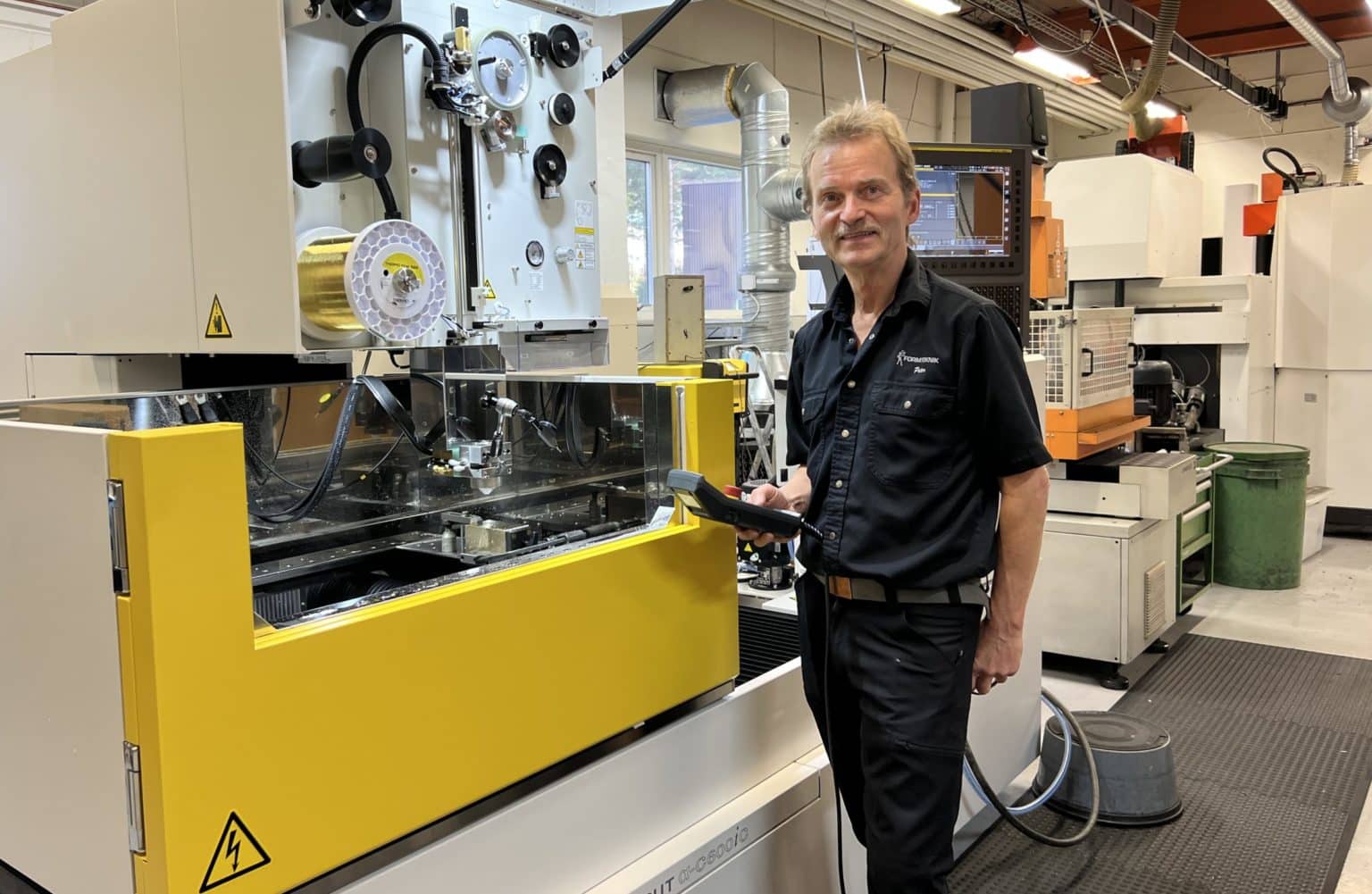 Stora försäljningsframgångar med nya trådgnistarna Robocut Alpha i Fanucs CiC–serie Peter Ekman, operatör hos Formteknik i Gislaved AB, är nöjd med deras Fanuc C600iC.