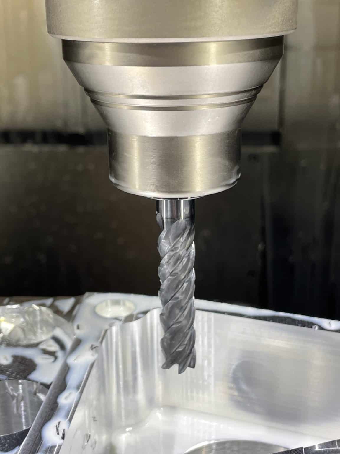 5-skärig pinnfräs med spåndelare Fulländad spånform för effektiv spånevakuering.