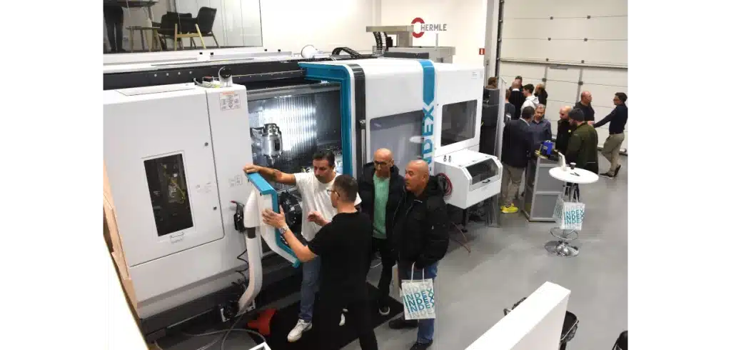 Många var intresserade av multifunktionella Index G220. Foto: Per Sjögren