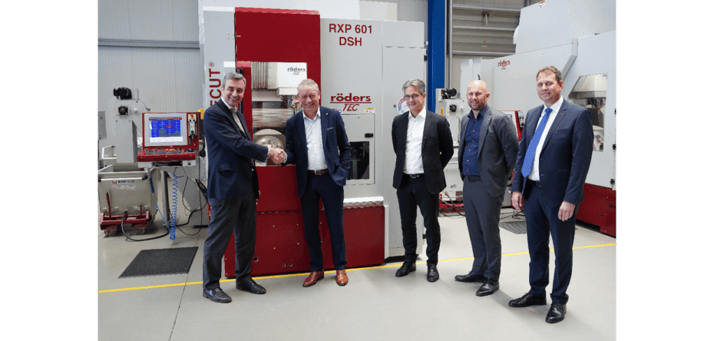 Jörgen Röders, vd och ägare av Röders TEC skakar hand med Peter Öfverstedt, vd på JN Verktygsmaskiner. Från mitten till höger på bild ses Magnus Fridlund och Stefan Eriksson, försäljning JN Verktygsmaskiner och Lars Rogge, försäljningschef samt ansvarig för den svenska marknaden på Röders.