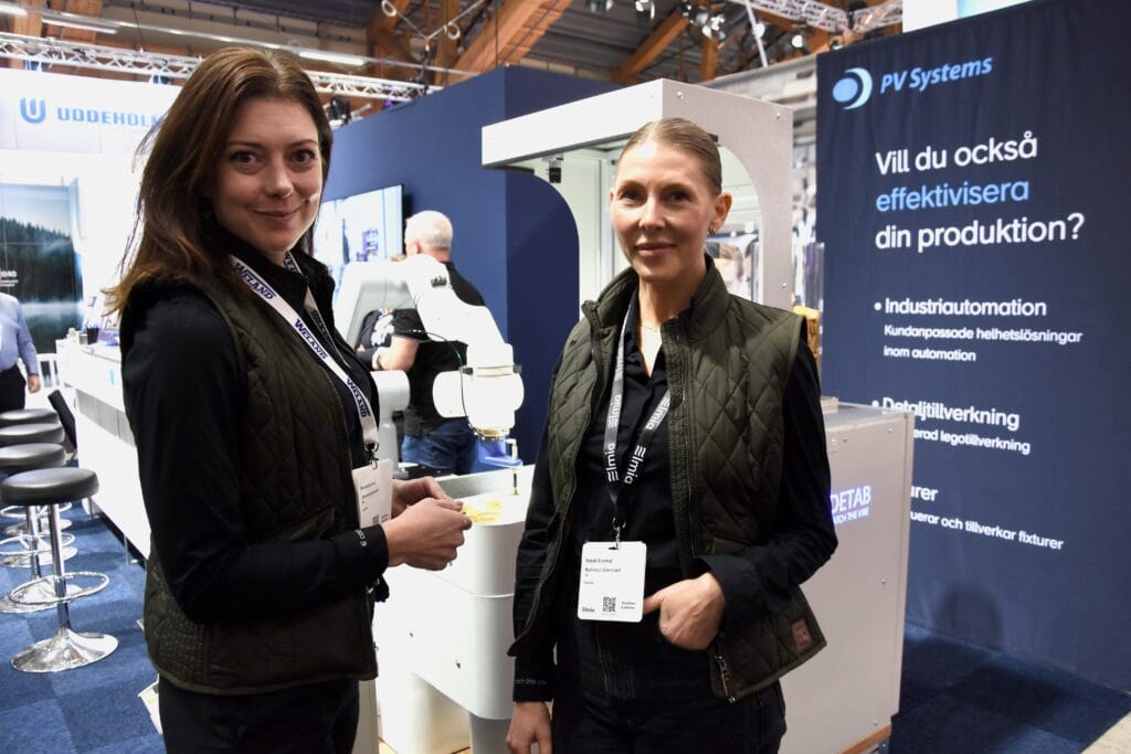 Till vänster Johanna Larsson, vd Detab Ecomat och Rebecca Grennard som ansvarar för marknad och försäljning på samma företag. Johanna och Rebecca visade hur en modulbaserad vibrationsrobotmatare från Detab Ecomat fungerar. Foto: Per Sjögren