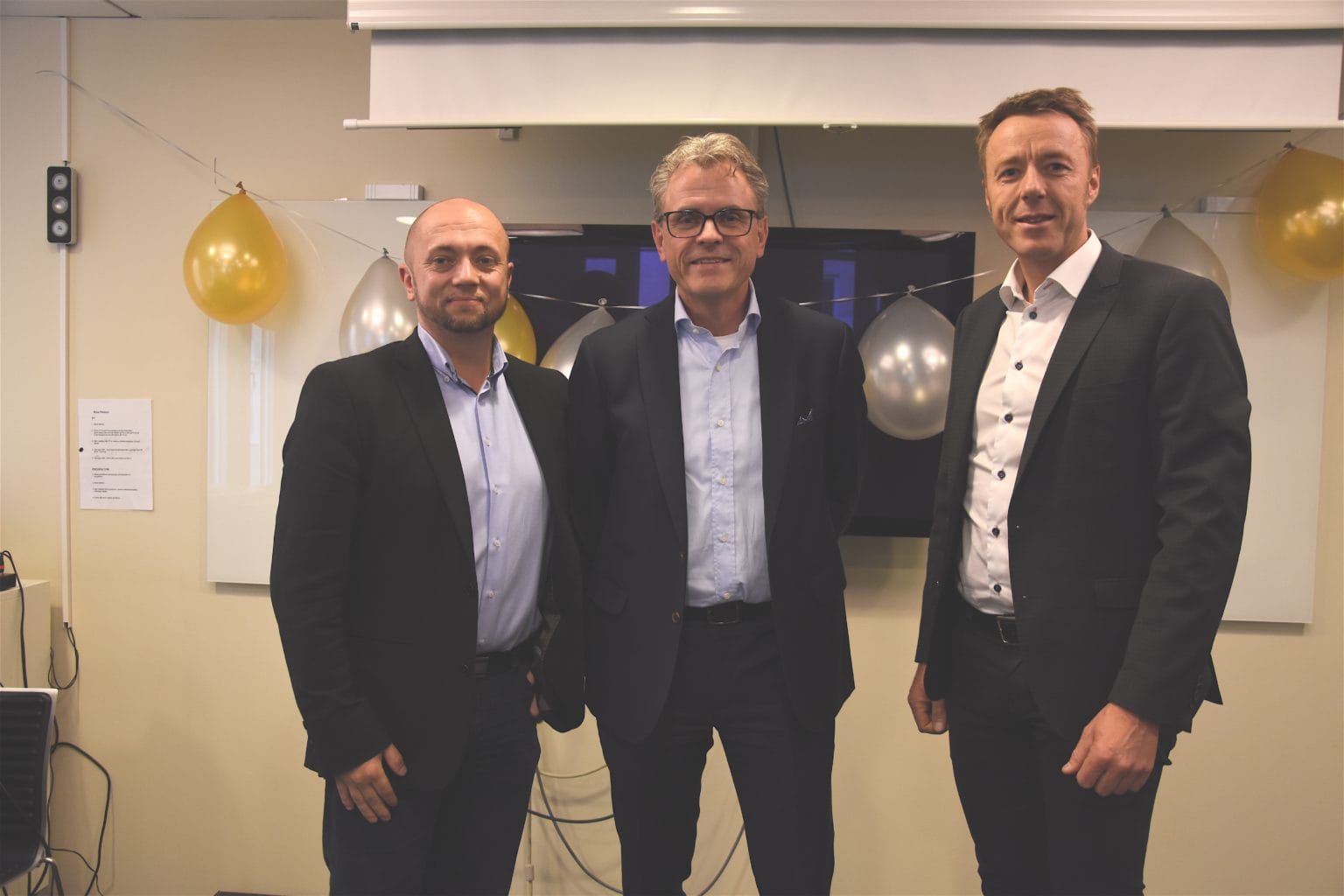 Avgående vd Anders Ekdahl flankeras av Johan Andersson (Sinf:s ordförande) och Joakim Norlén (tillträdande vd för Sinf).