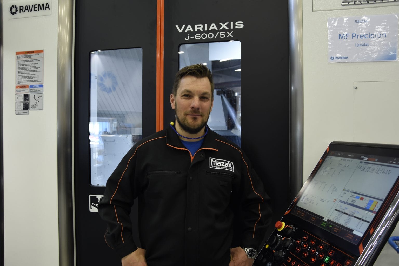 Martin Fredin, vd på MF Precision, framför Variaxis j-600/5X. Bilden togs hos Ravema under Värnamo Industriexpo i våras.