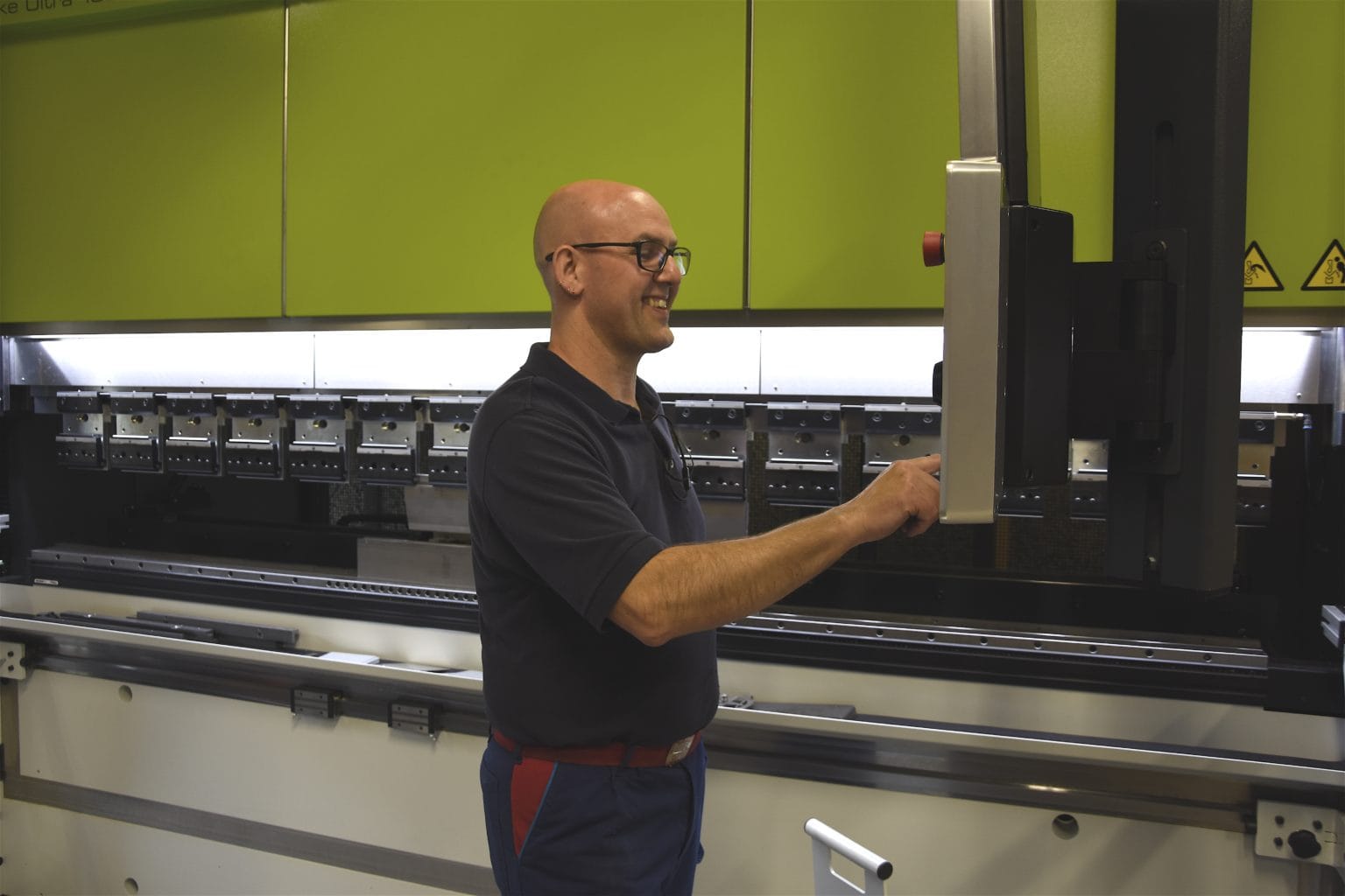 Verkstadsplåtslagare Jörgen Ström vid den nya kantpressen, en Safan Darley E-brake Ultra.