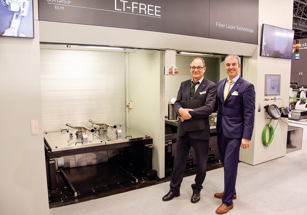 Claes Hult och Fabio Cesari vid den femaxliga rörlaserskärmaskinen LT Free. Claes Hult är produktansvarig för BLM Group på Edströms Maskin. Fabio Cesari är regional försäljningschef, med bland annat ansvar för Skandinavien, på BLM Group.