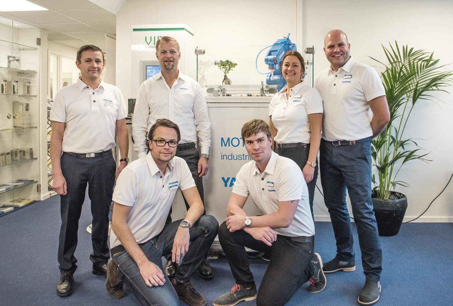 Yaskawa öppnar kontor i Jönköping och nyanställer Bildtext: Yaskawas öppethus i Jönköping. Stående fr. vänster: Claes Sjöblom, Pär Tornemo, Katarina Ketzénius, Mikael Jigbäck. Sittande fr. vänster: Henrik Arvidsson, Robin Lindor.