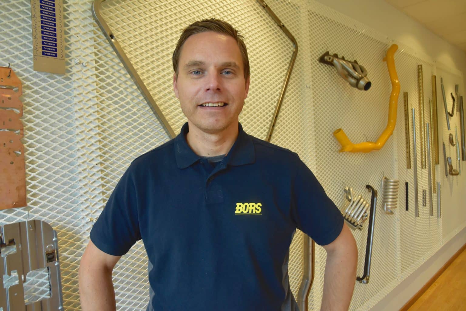 Historiskt stor order ger framtidstro Anders Henriksson, vd på Bors Automation & Tool, vid en vägg med delar av produktsortimentet ur företagets histora.