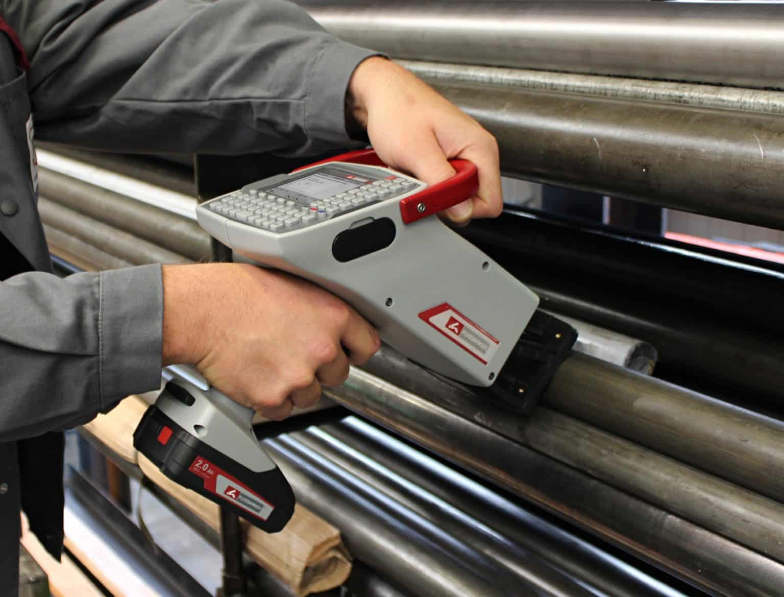 FlyMarker mini är en lätt och handhållen märkmaskin för flexibel märkning