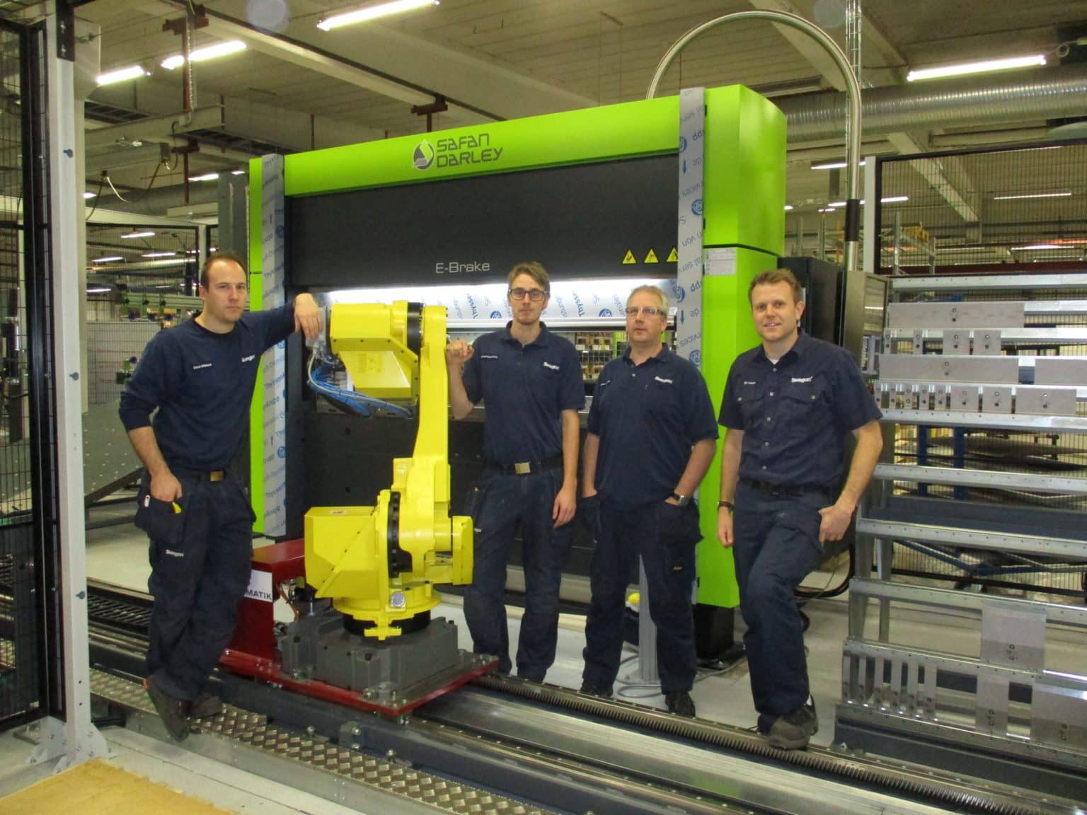 Arvikaföretag köper robotiserad kantpress Fr v David Wiklund produktionsteknik, Michael Gustafsson och Jörgen Stafrin robotprogrammerare, Erik Olsson produktionsteknikchef.